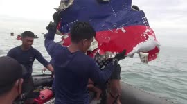 Indonesian divers find more pieces of downed Boeing 737 passenger plane