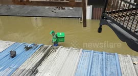 They had better tip! Worker wades through floods in Thailand to deliver meal