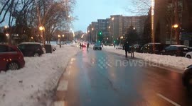 Gente de los barrios de Madrid limpia las calles despues de la gran nevada