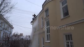Ice and snow removal from a roof in Moscow