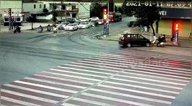 Police officer dodges out-of-control minibus at the last second in southern China