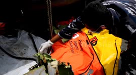 Indonesian Navy Divers Recover Debris Sriwijaya Air SJ182