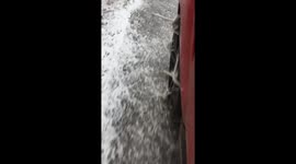 The driver tied a rope to his wheel to move on an ice-covered road in Vietnam