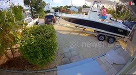 Wife comically fell from the boat, caught on camera