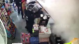 Chinese police arrest man threatening saleswomen with scissors