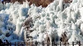 Stunning frozen waterfalls attract tourists in eastern China