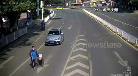 Kind-hearted Chinese motorist helps blind man cross road