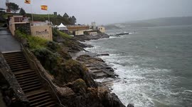 high winds hit plymouth devon, ships struggle to get in port