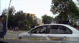 吃着饭被人拎包 追小偷宝马狂追猛撞逼停捷达