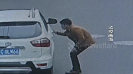 Thief steals wallet from car while driver distracted