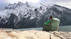 Man takes chair on cross-country Canadian road trip