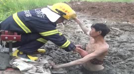 Man rescued from swamp in China