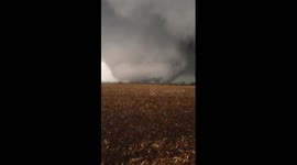 Huge tornado in skies over Illinois