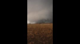 Huge tornado in Illinois skies