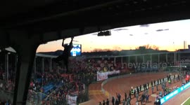 'Spider-Man' of Tula, football fan climbs on the roof