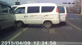 Minibus driver's impressive turn avoids crash