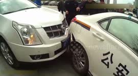 男子野蛮抗法 驾车撞击警车