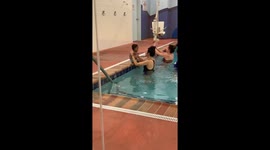 Watch as Chicago toddler slowly builds up confidence in the water