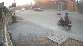 Shocking moment two wheels come loose from truck