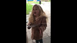 Heartwarming moment 5-year-old discovers mother is having another baby