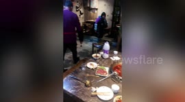 Restaurant staff calmly takes mouse away from customers' dining table after it drops from ceiling in southern China