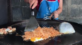 Watch how a delicious Pad Thai meal is made in under a minute