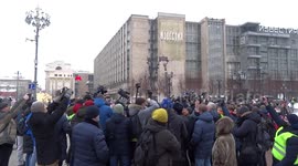 Police arrest Moscow protesters demanding release of Alexei Navalny from jail