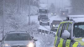 Heavy snow brings traffic chaos to the UK's East Midlands
