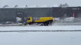 UK: Rare “Thundersnow” Reported, Snow Blankets England