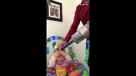 Parenting hack! Dad uses vacuum to tie his daughter's hair