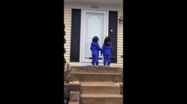 Adorable moment US twins go on mission to give their teacher a lollipop