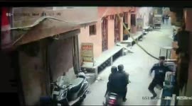 Brave passerby pushes over phone-snatching duo as they attempt to escape on a motorcycle in India