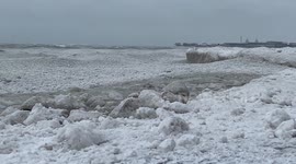 Watch Lake Michigan being turned into Antarctica on Chicago’s lakefront.