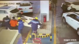 Fuel dispenser falls onto two people as Chinese motorist forgets to remove nozzle before driving away
