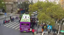 Police officers and passersby lift bus up together to rescue elderly Chinese man trapped underneath