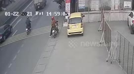 Two robbers failed to steal the phone of the woman standing by the roadside