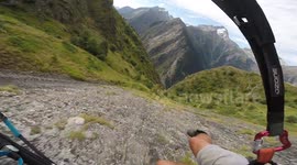 Daredevil flies nail-bitingly close to bikers on descent down French Alps