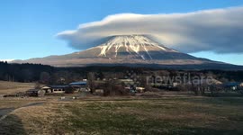 Stunning time-lapse of stationary lenticular cloud cloaking Mount Fuji in Japan