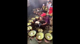 Vietnamese men casually cook with 12 stoves simultaneously in impressive clip