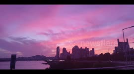한강(한강)의 아름다운 보라색 하늘