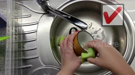A smart life hack shows how much easier it is to wash a cup with an improvised sponge.