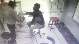 Thief runs off with case of gold jewellery in Indian daylight robbery