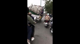 Motorcycles were discovered when carrying tons of seriously overloaded garbage on a busy street in Vietnam