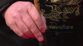 徐州:丑牛迎新春:徐州老人创作“百牛长卷”