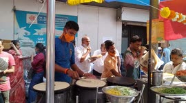Mumbai food stall chef flips finished dishes over his shoulder to waiter with perfect precision