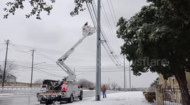 Newsflare Edit - Austin power crews fixing power grids, one by one