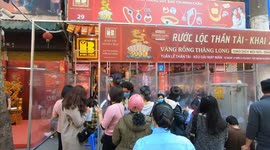 Gold shop owners in Vietnam create partitions for hundreds of customers waiting in line to buy gold to prevent covid-19