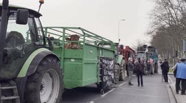 Farmers dump hay in front of Lyon City Hall