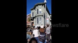 US: Old Victorian Home Moves In One Piece Through To San Francisco Streets 2