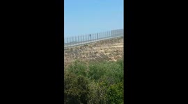 Cruce ilegal brincando el muro fronterizo en Playas de Tijuana